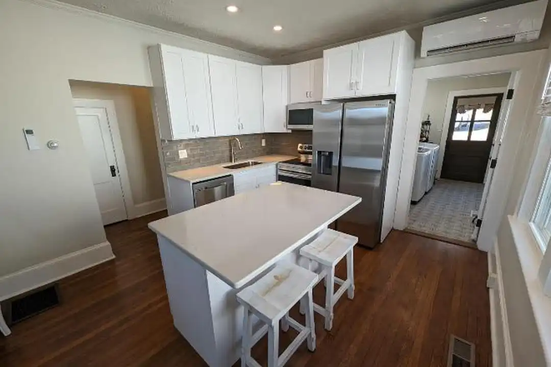 28 Woodrow Ave - View 2