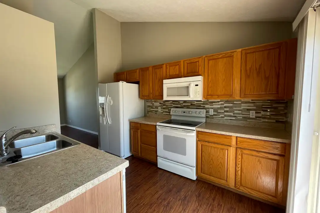 8013 Newport Ave - More