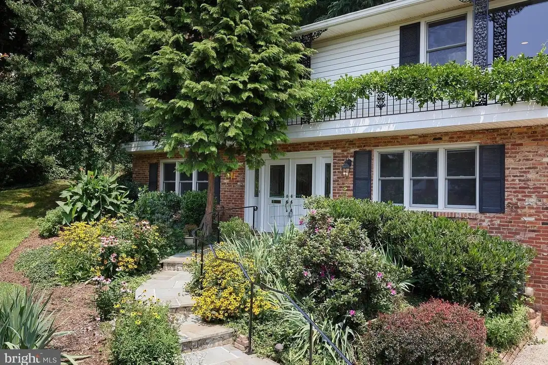 House in Arlington - View 3