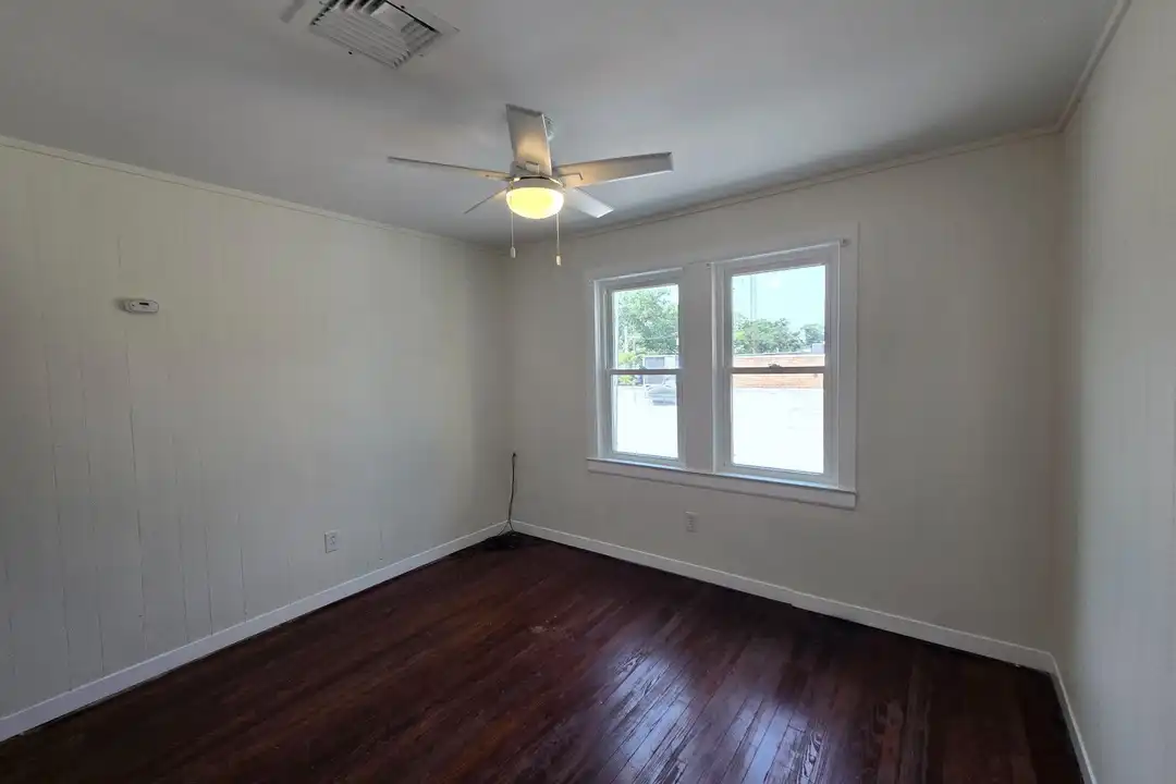 130 S Broadway – photo 1 of 16