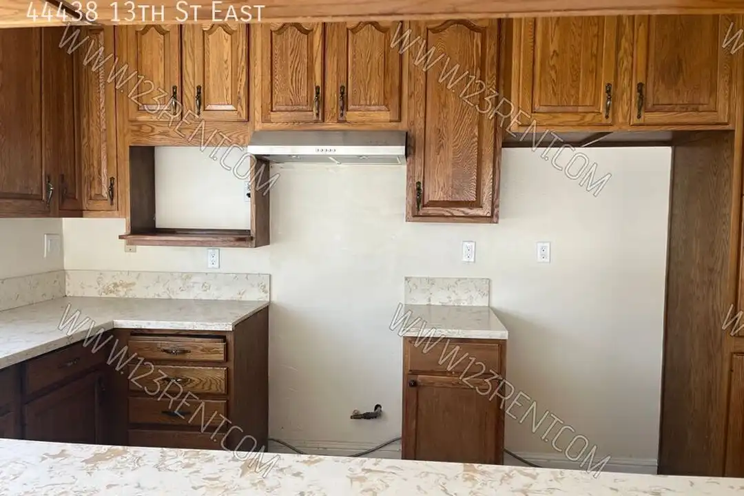 44438 13th St E - More