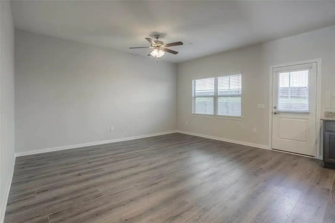1419 2nd St unit 2 - More