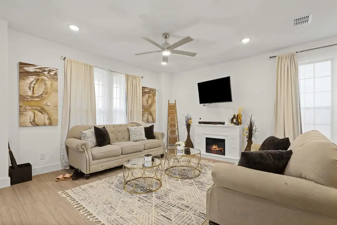 1013 Carnation Dr - More