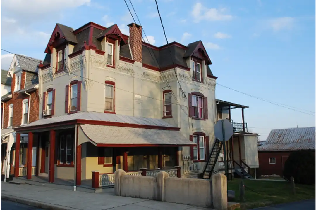 326 W Walnut St – photo 1 of 2