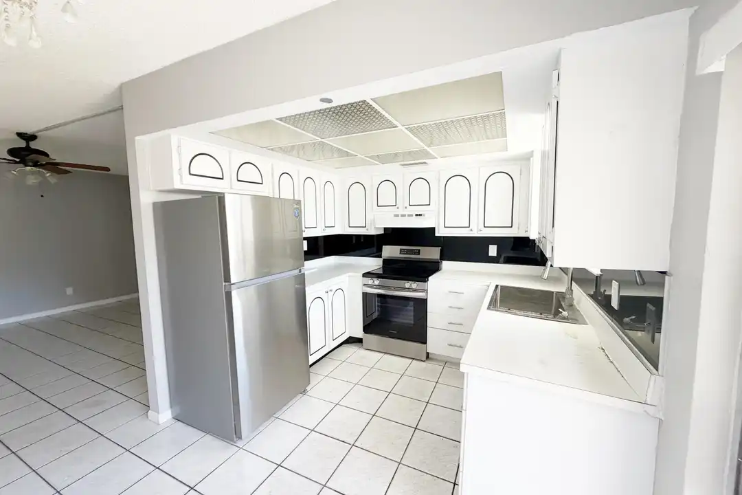 320 SW 1st St - More