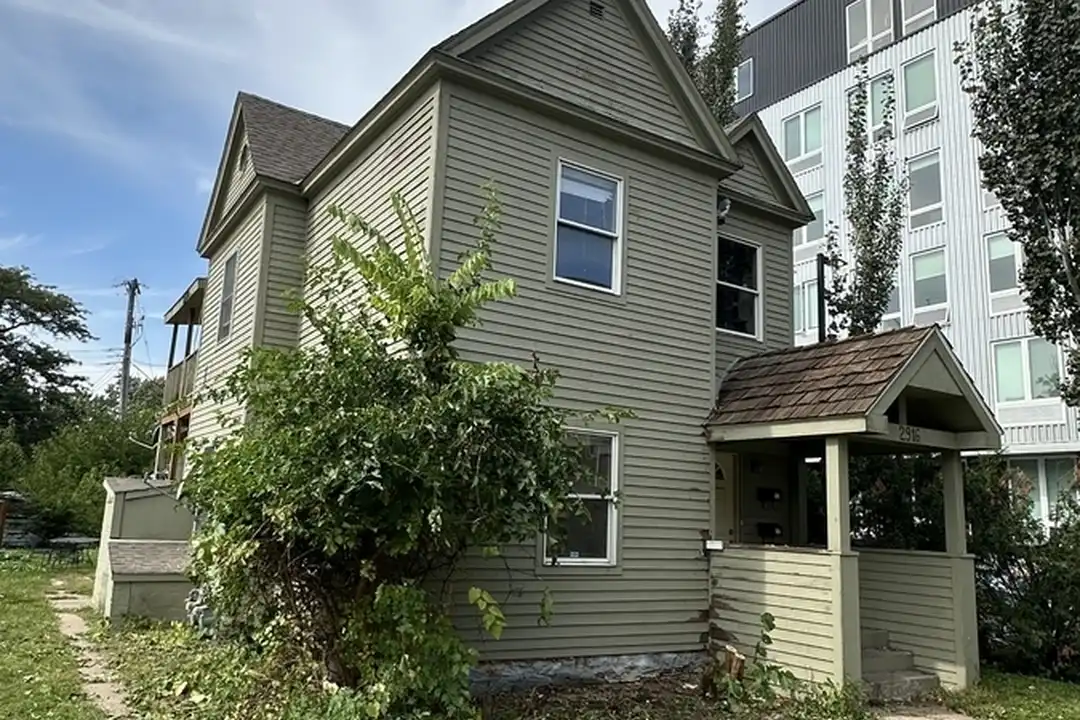 2916 Grand Ave S – pohled 2