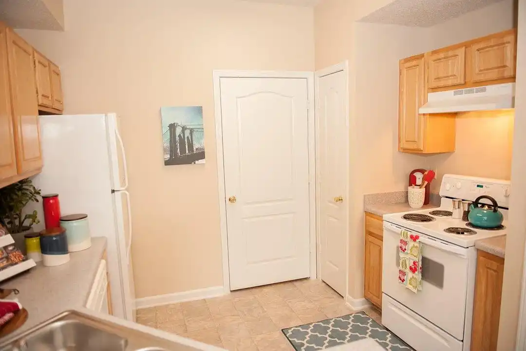 Waterford Place Apartment Homes - Vista 3