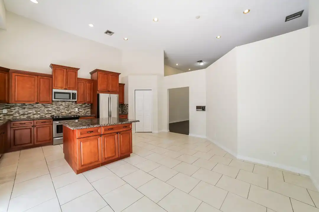 7770 Highlands Cir - More