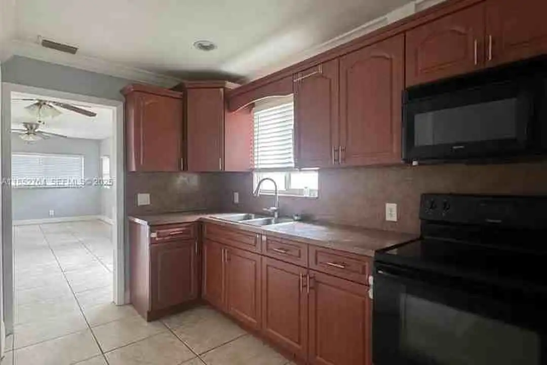 Apartment in Hialeah - View 2
