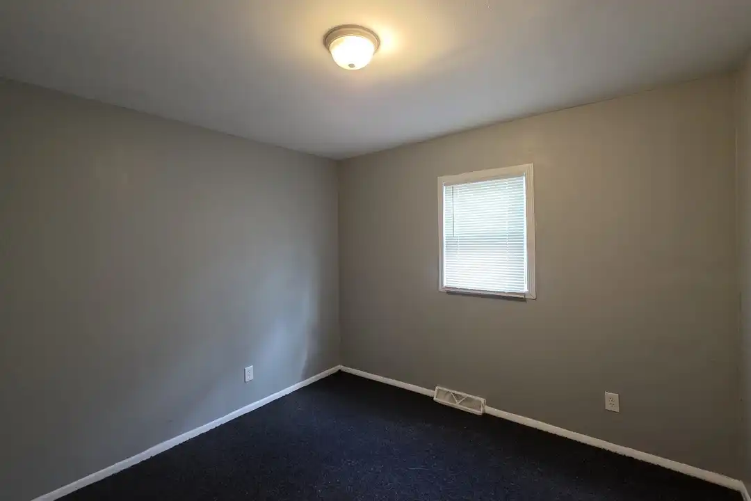 22649 Frisbee St – pohled 5