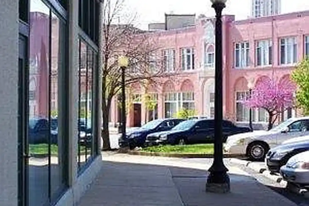 Drake Plaza Apartments – photo 1