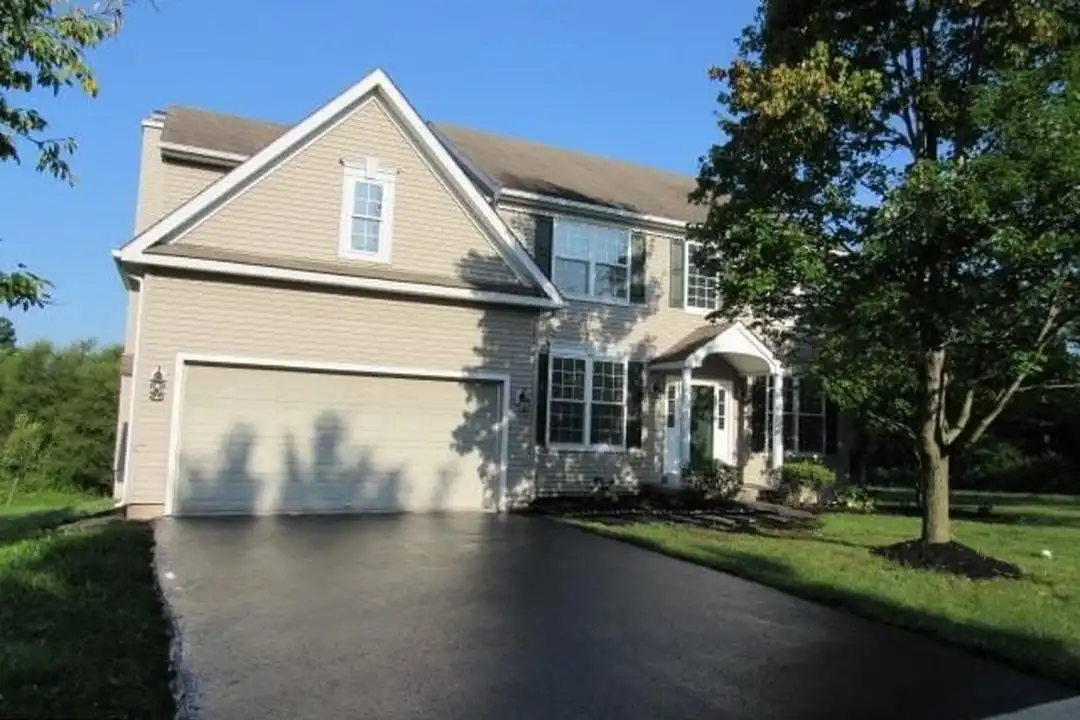 1045 Fallbrook Ln – photo 1