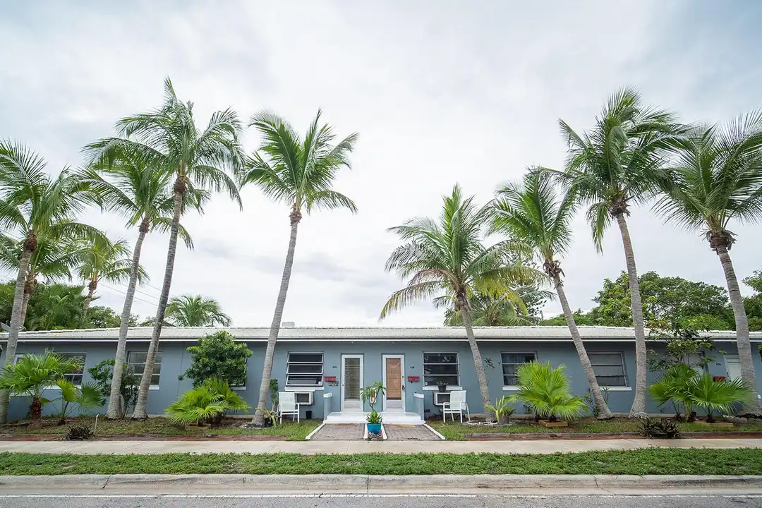 400 51st St unit 404 – photo 1
