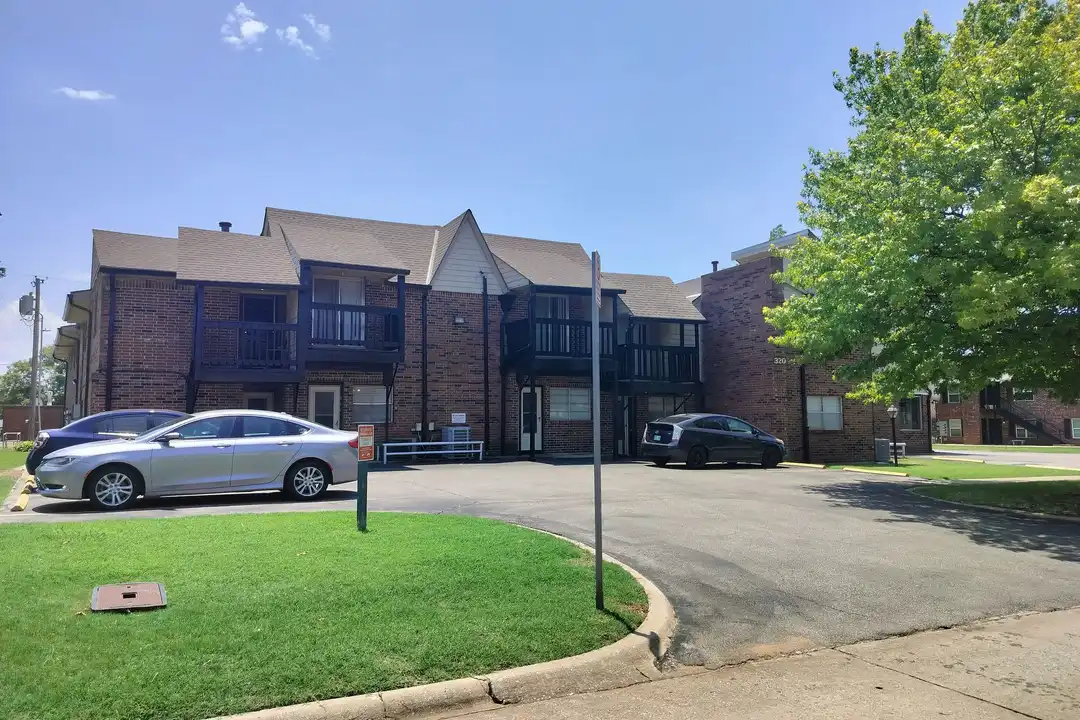 320 E Edwards St unit 4 – photo 1