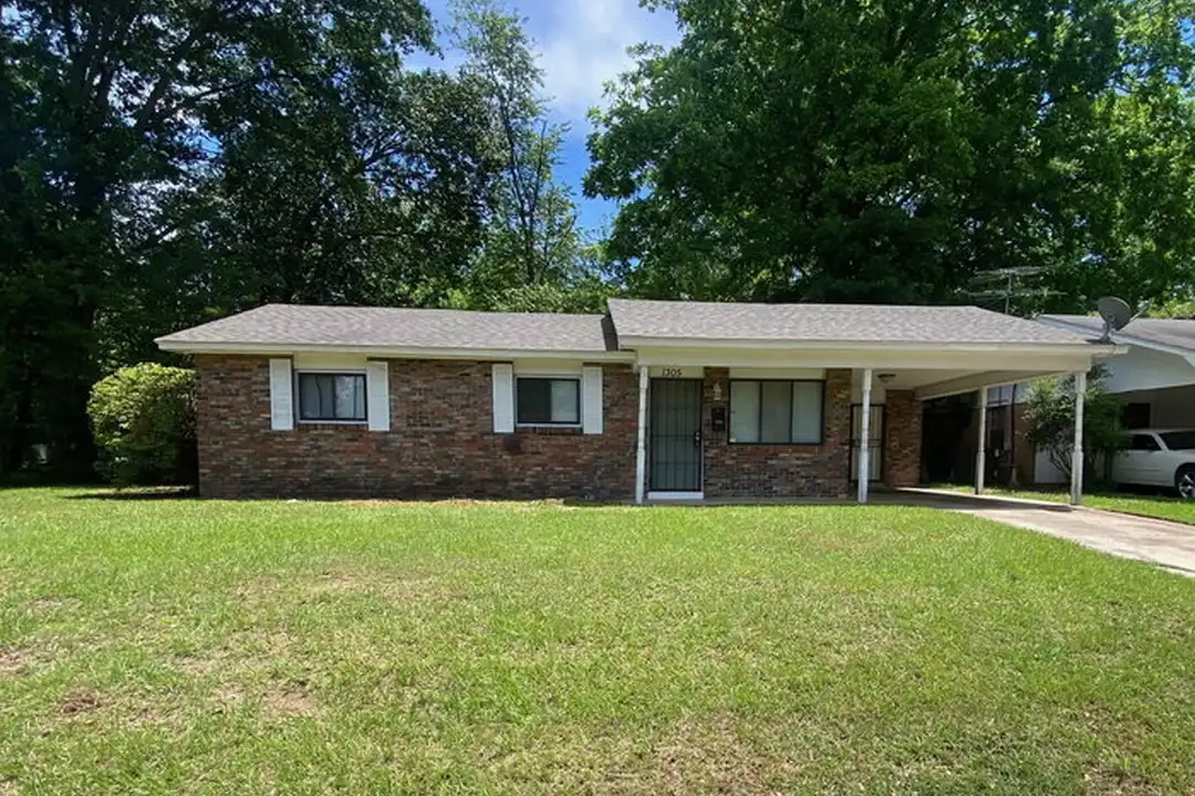 1305 Collins Dr – photo 1