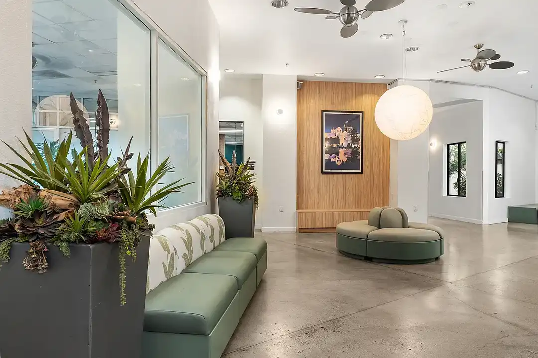 Vantaggio Suites State St. - Furnished, Flexible Leases, Utilities Included – photo 1