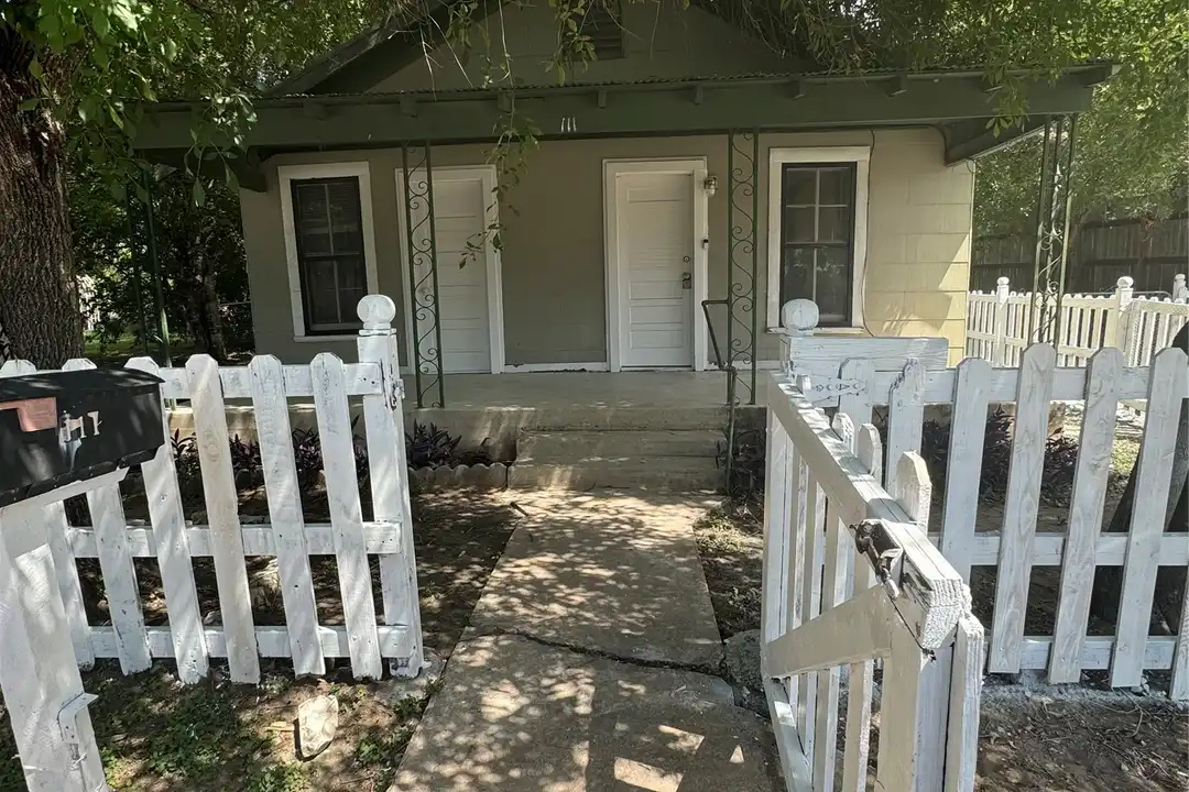 111 White Oak St – photo 1