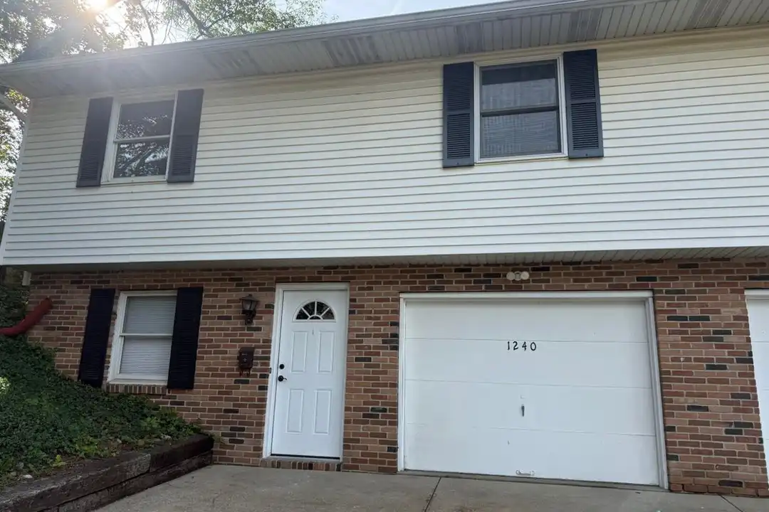 1240 Cottage Pl NW – photo 1