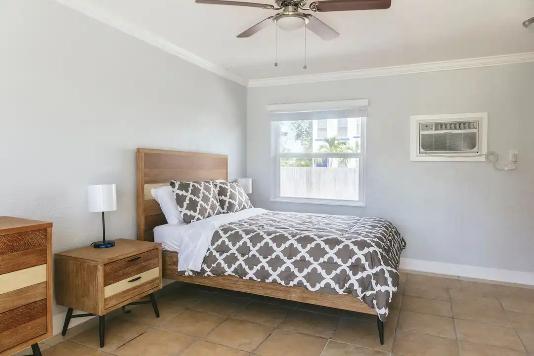 2001 N Dixie Hwy unit 4 - View 4