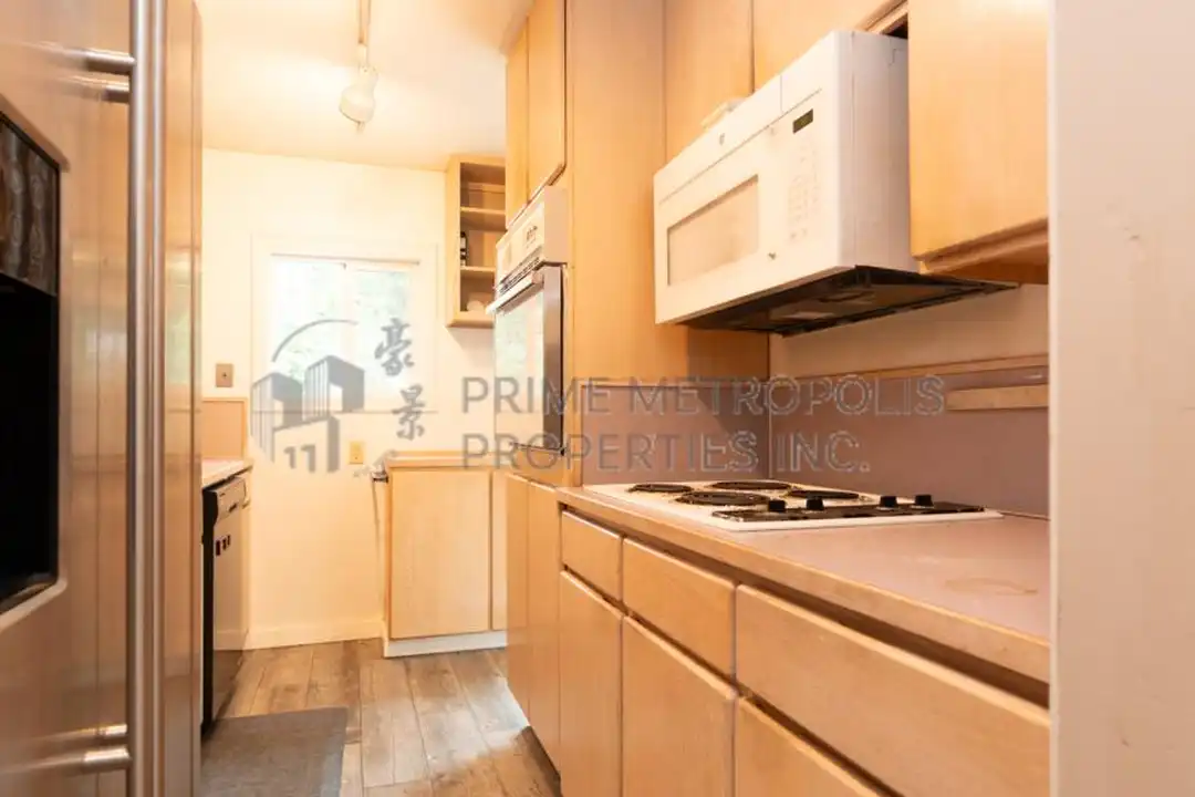 10706 Lakeside Ave NE - More