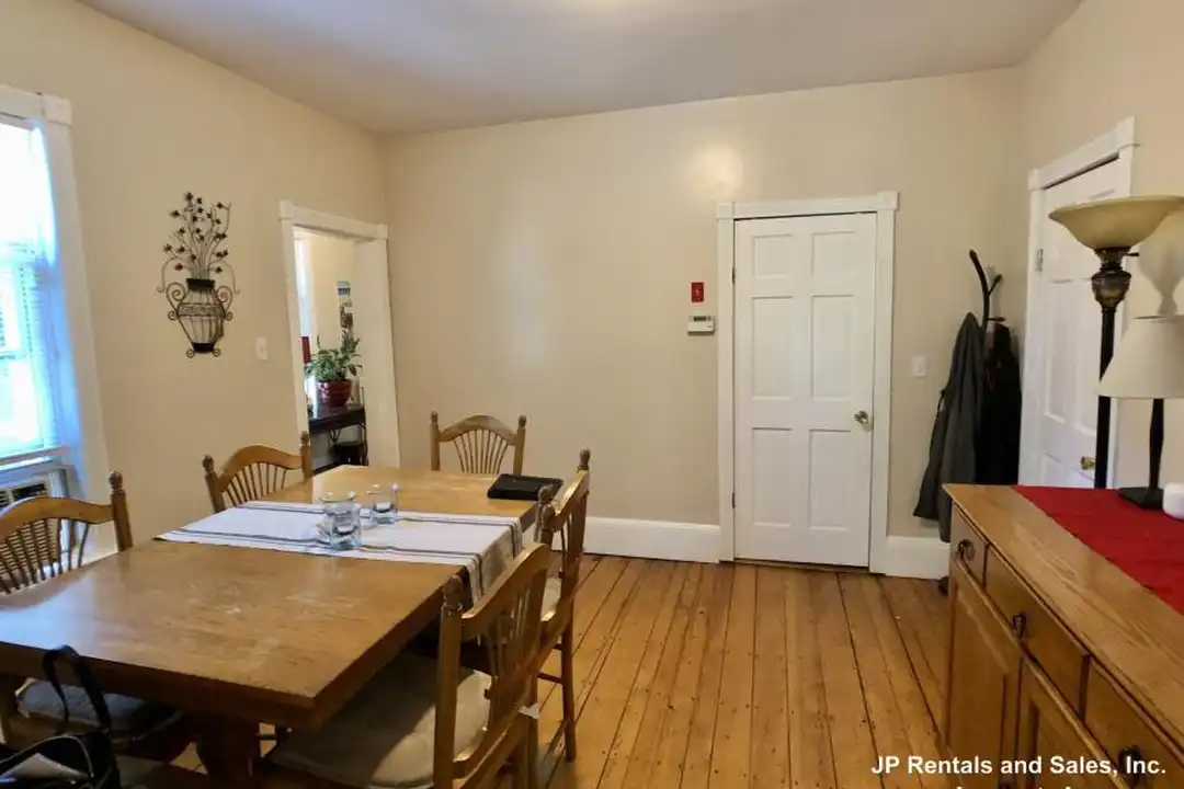 235 Amory St – pohled 5