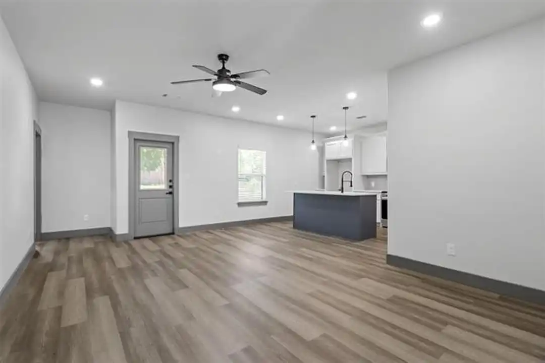 405 W Hull St - View 3
