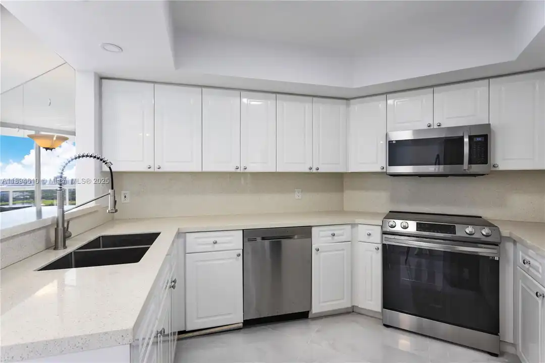 1800 Sunset Harbour Dr - View 4