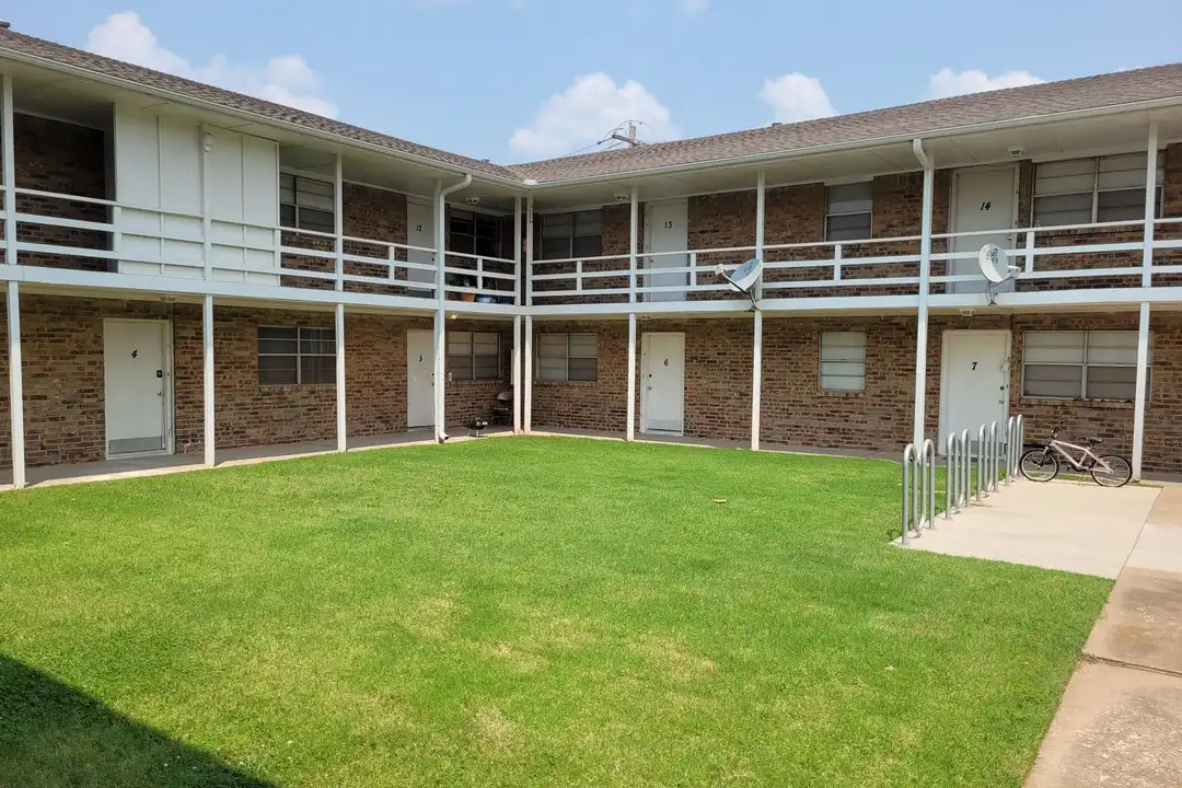 301 N University Dr unit 9 – photo 1