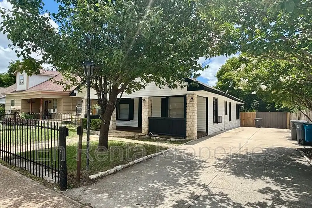 1925 St Louis Ave - View 2