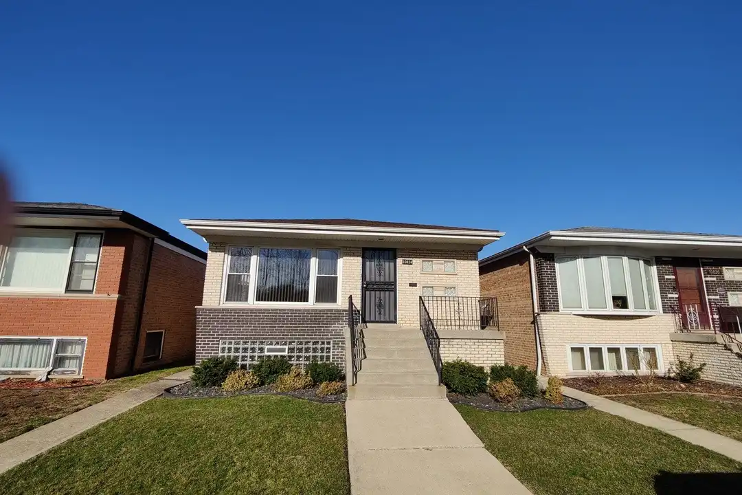 10824 S Sacramento Ave – photo 1