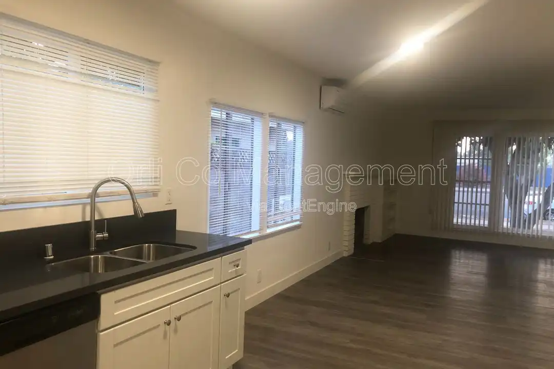6500 Balboa Blvd - View 2