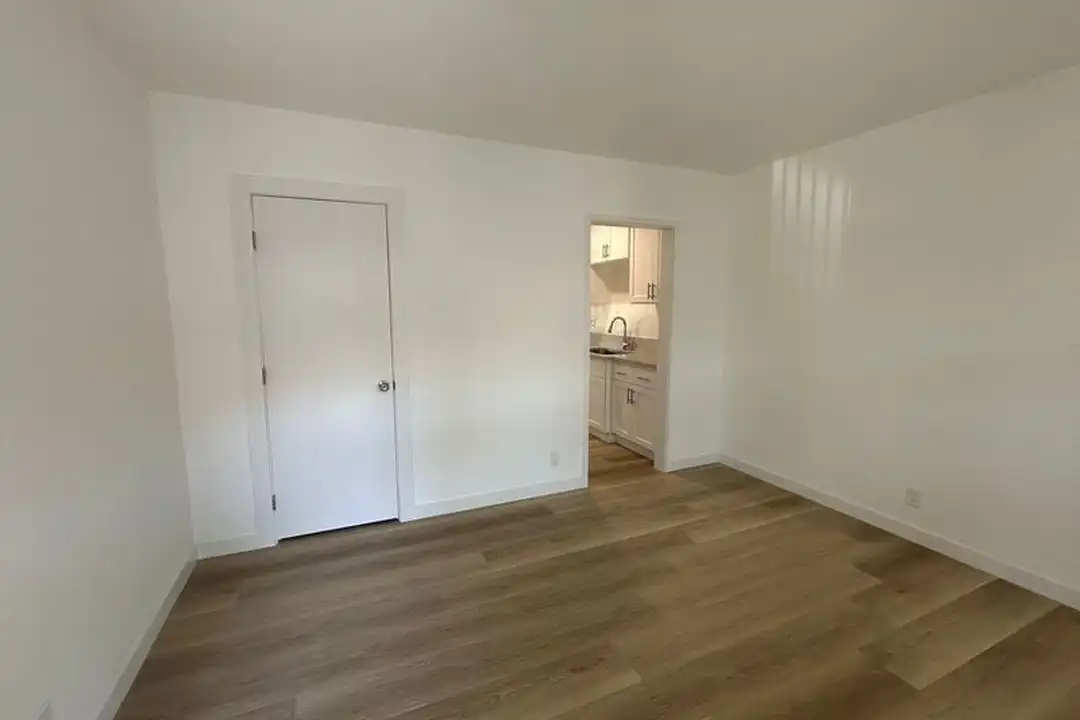 Apartment in Burbank - View 4