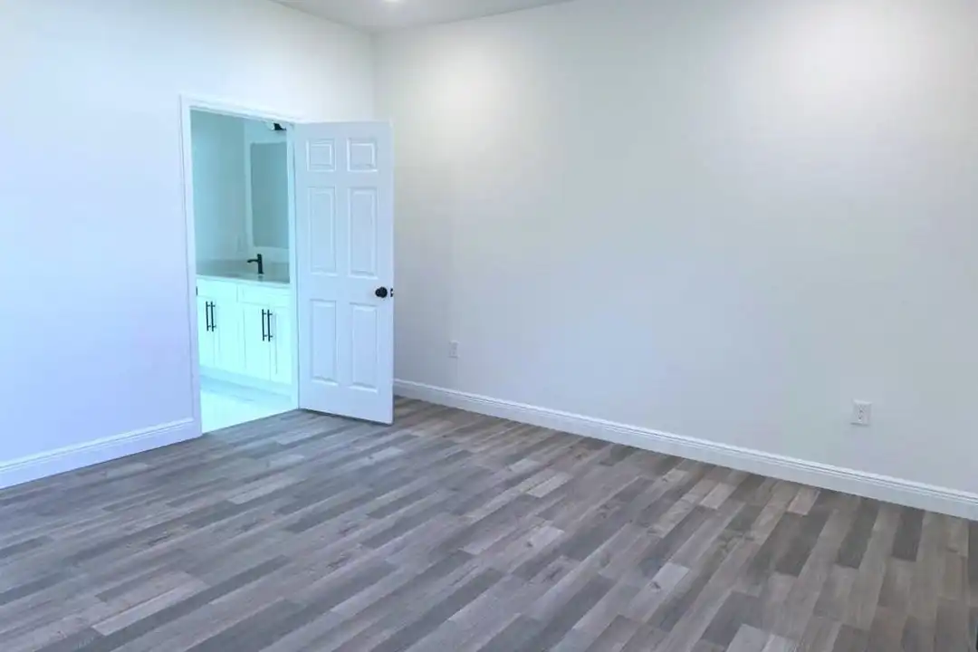 1422 Highland Ave - View 4