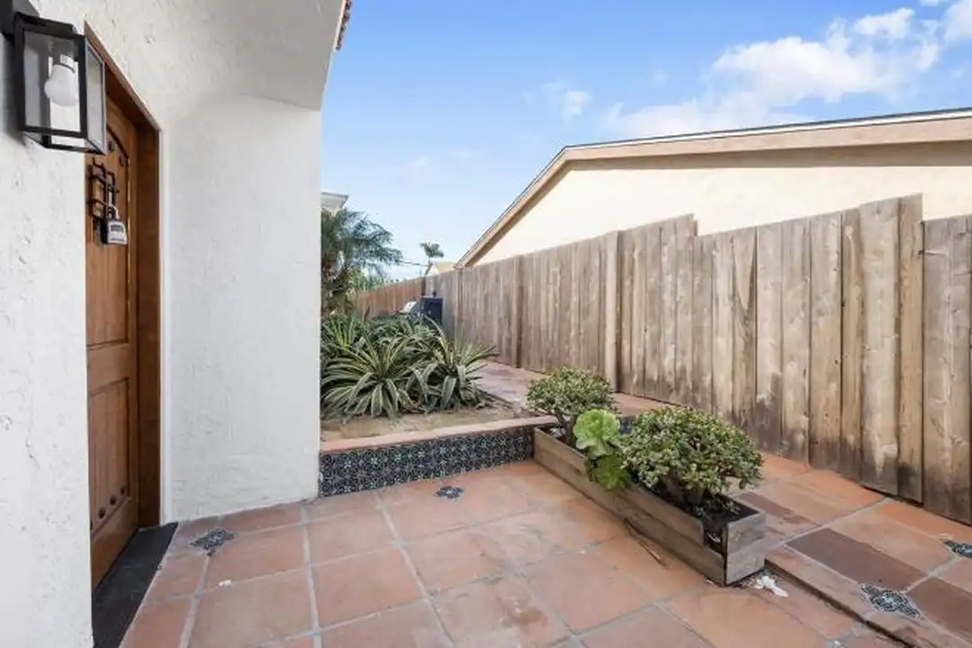 4344 Van Dyke Ave - View 3