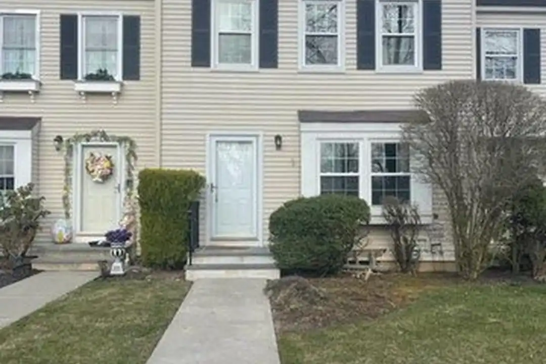 48 Wexford Dr – photo 1 of 16
