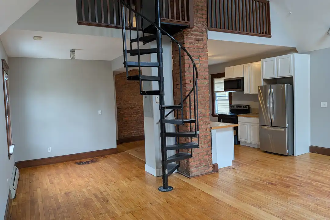 1014 Kenilworth Ave unit 4 – photo 1