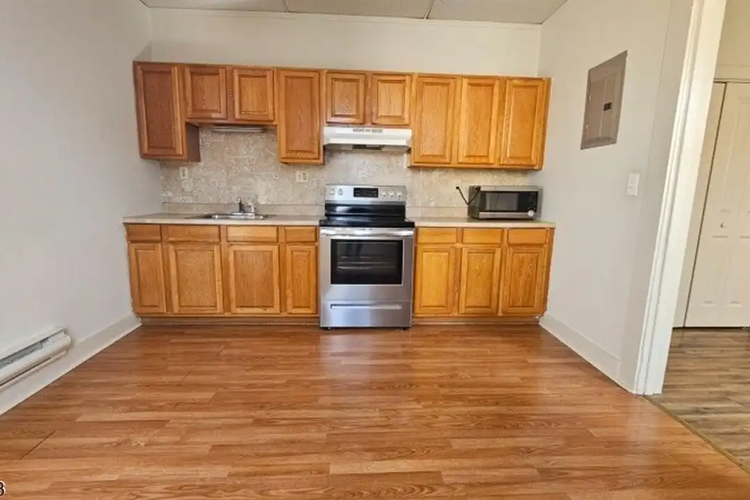 199 Main St #1 – photo 1 of 8
