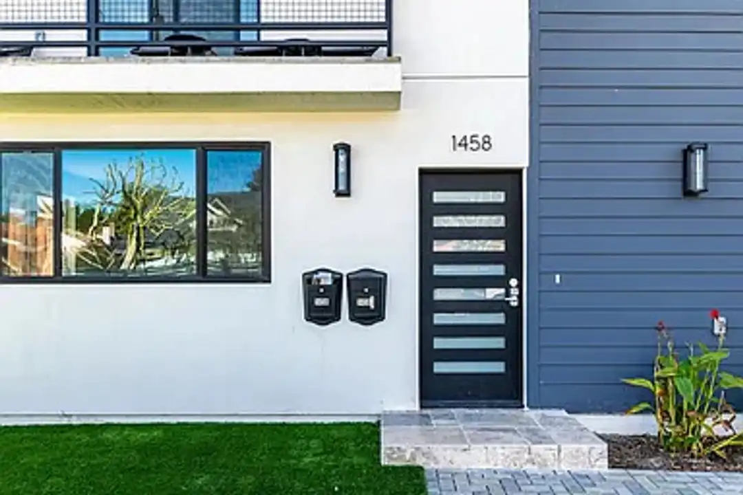 1458 W 37th Pl unit 1458 - Rm 305 - View 2