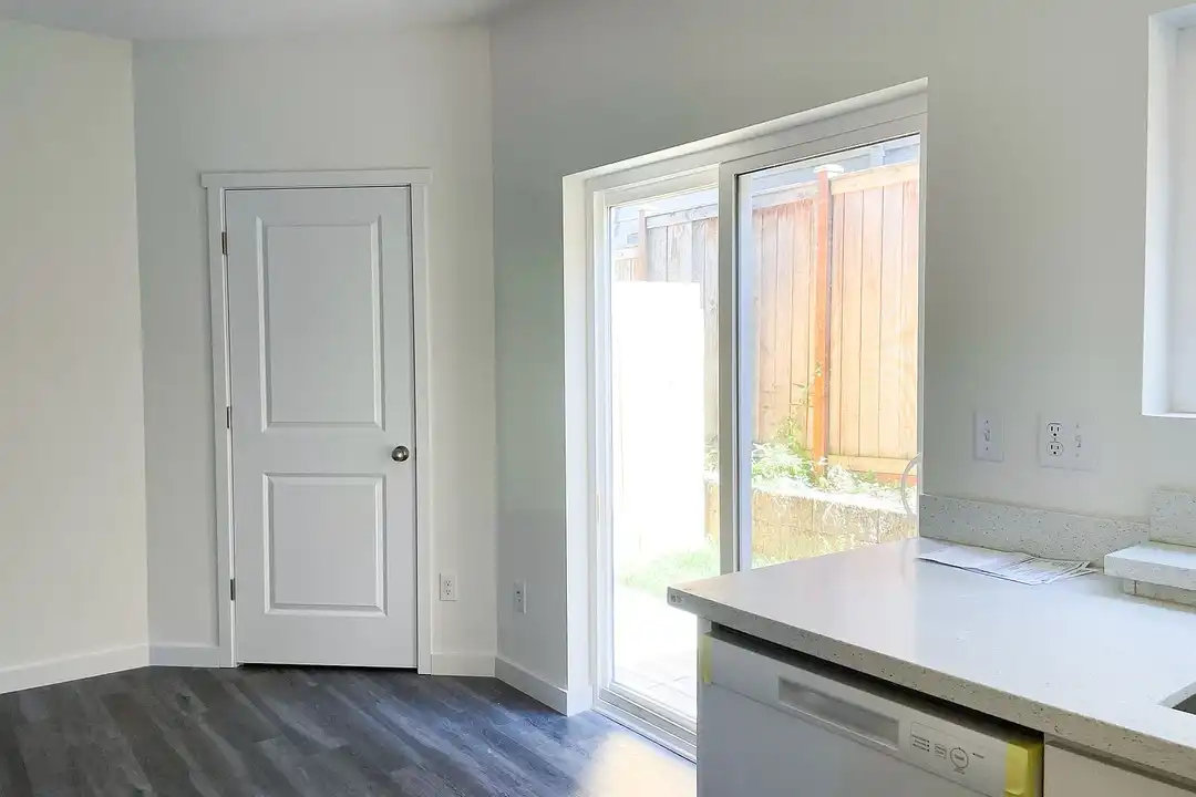 Iris Apartments – photo 1