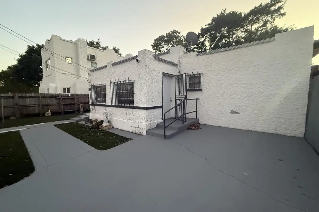732 NW 12th Ct - View 2