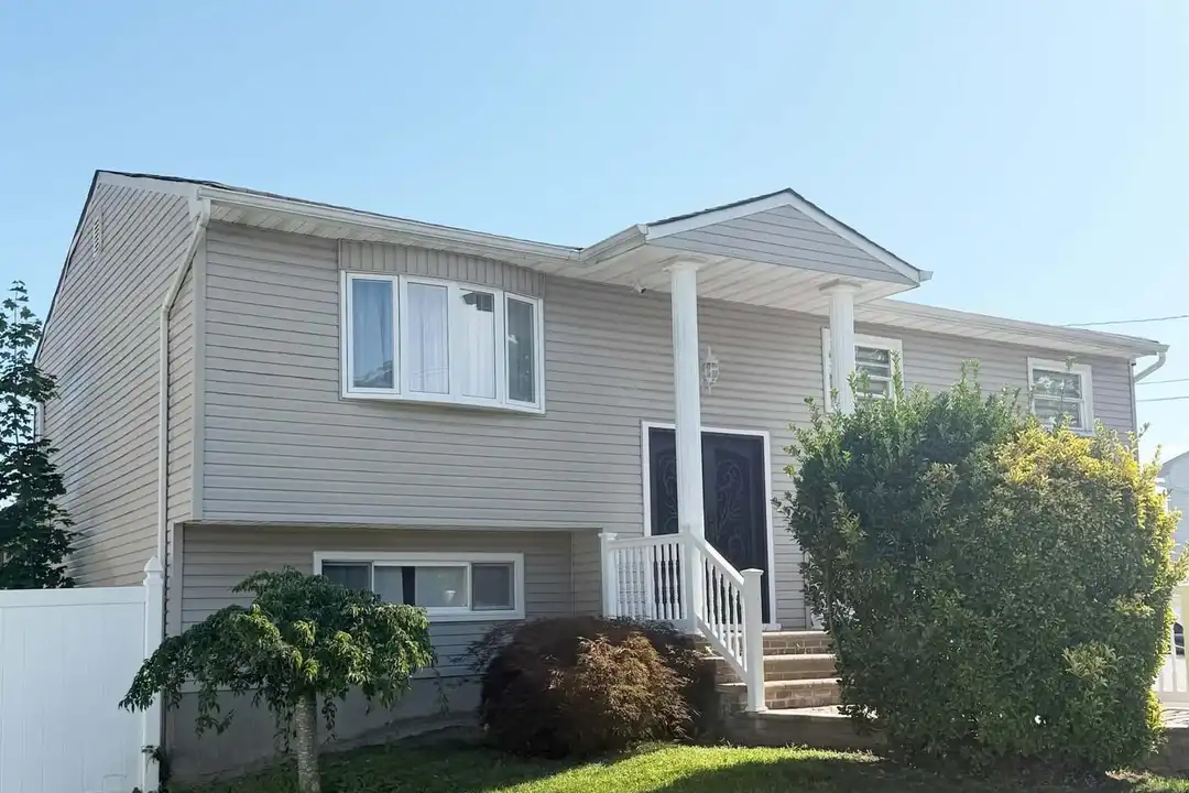 119 Spray St – photo 1 of 13