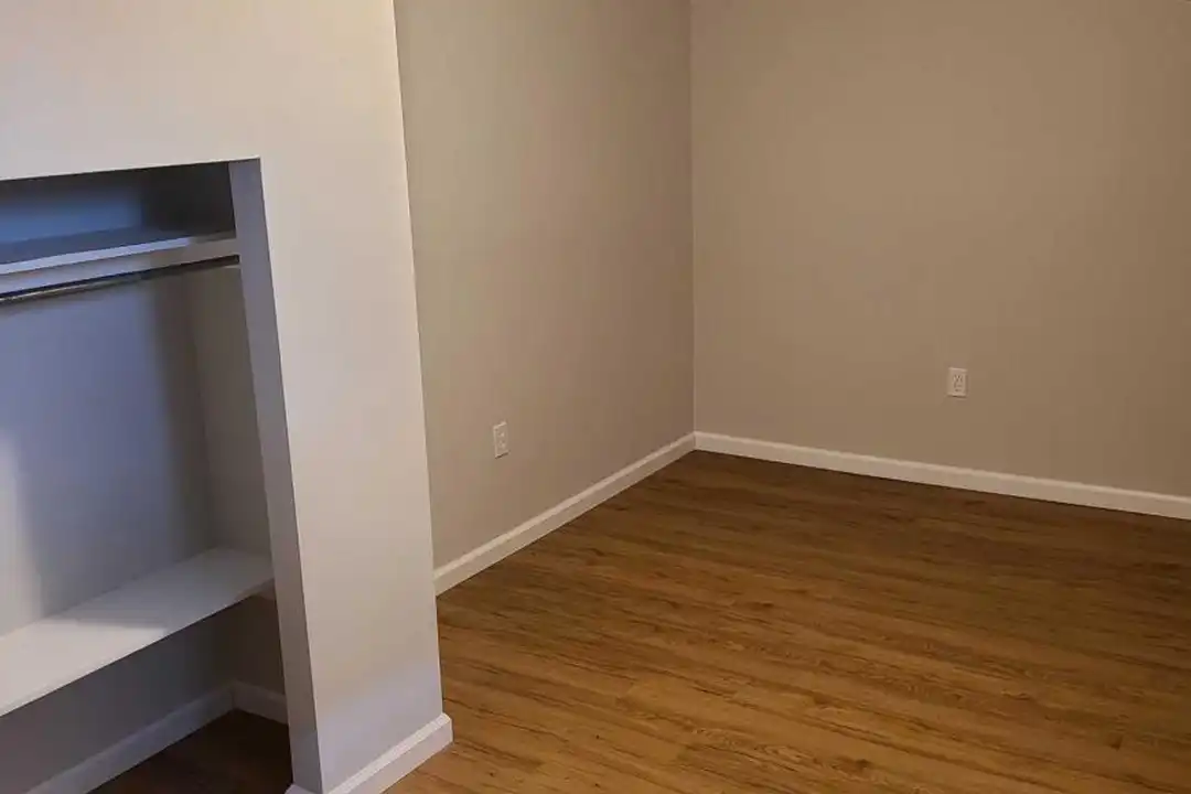 9 Farrington Ave – další