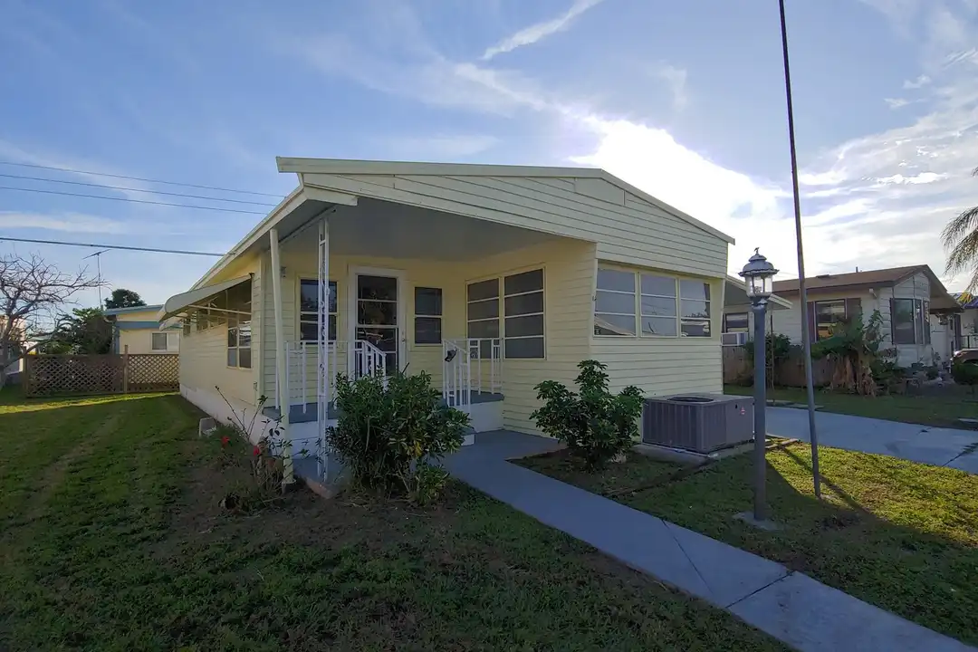 912 49th Ave W – photo 1