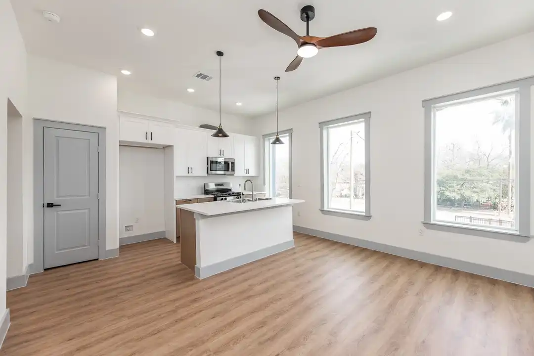 704 S 1st St - View 3