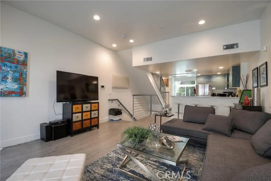 Apartment in Los Angeles - View 5