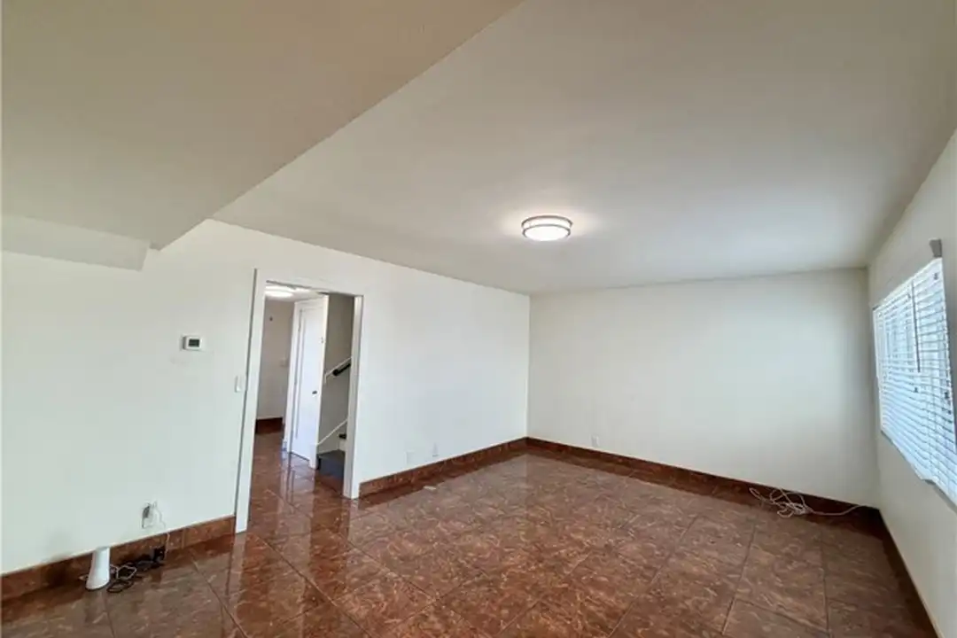 1477 W 20th St unit 7 - View 2