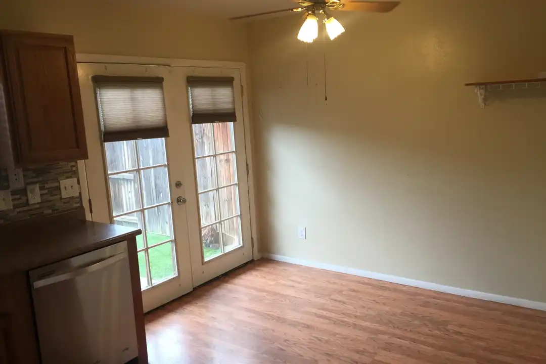 909 E Lodge Dr - View 4