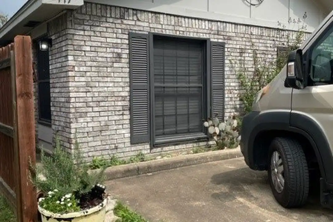 117 E Crockett St – photo 1 of 4