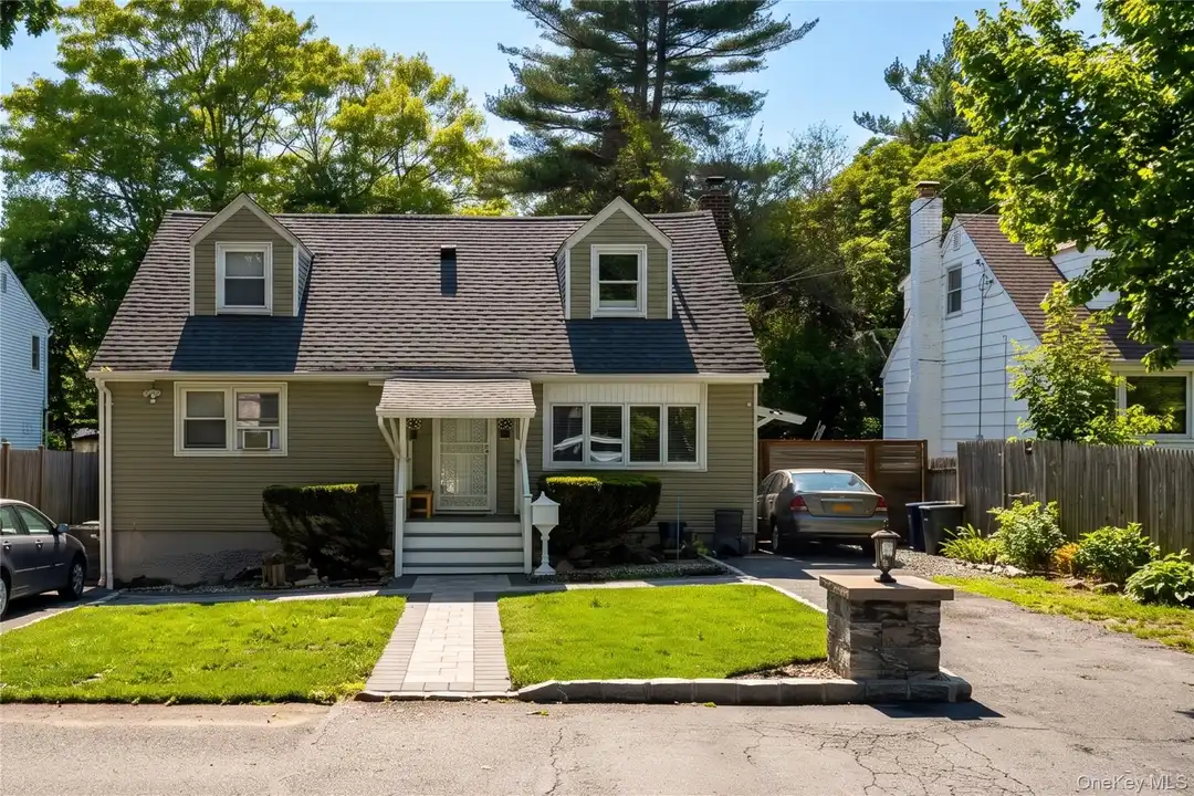 13 Cedarwood Dr – photo 1 of 11
