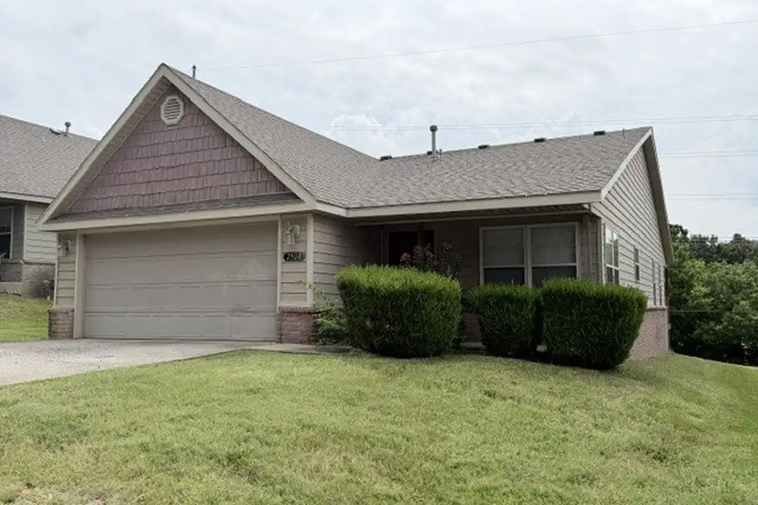 2904 W Old Farmington Rd – photo 1
